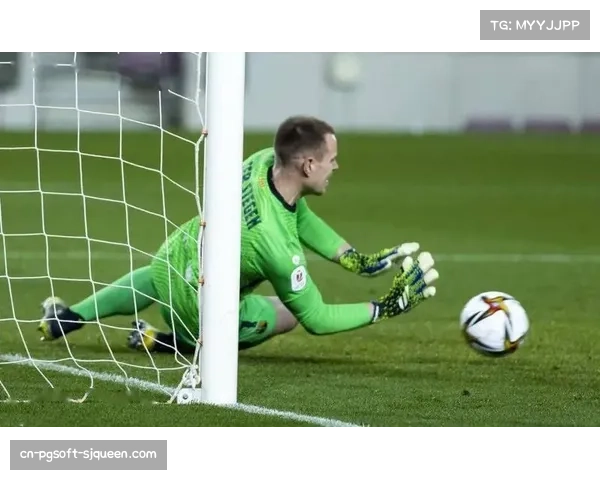 特写：巴萨门将特尔施特根扑出点球后怒吼，提振全队士气。